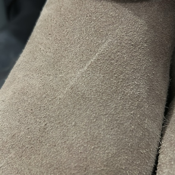 Ugg boot with side zipper. - Picture 10 of 10